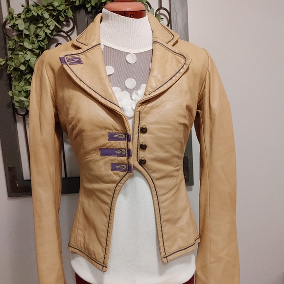 Very fitted, fun leather jacket.